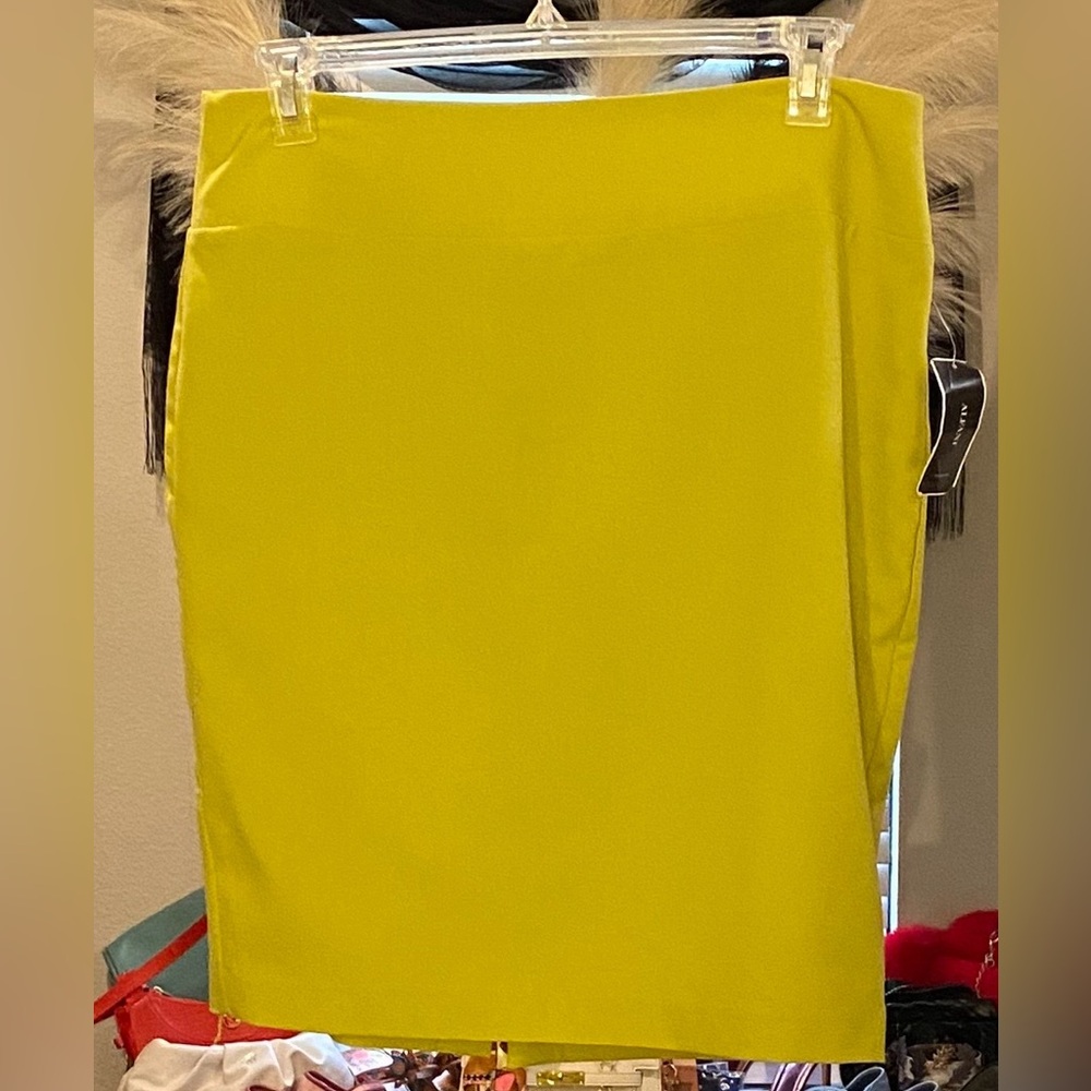 3/$12- Alfani Bright Green Pencil Skirt With Back Slit - Size 12 - NWT!